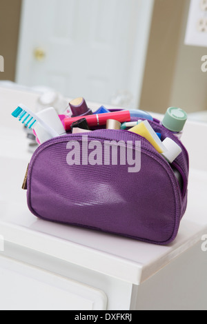 Women's Toiletry, cosmetic Travel Bag with, rempli de brosse à dents, maquillage, lotion et autres produits de beauté, USA Banque D'Images