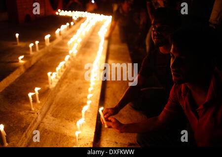 Dhaka, Bangladesh. Mar 25, 2014. Stodent à l'Université de Dhaka Jagannath Hall a fait canld & éclairage monument à Jagannath Hall à Dhaka le mardi, se rappeler qui était mort en 25 mars 1971 et demandant que le 25 mars soit proclamée Journée internationale génocide.Sur cette nuit noire de l'histoire de la nation, les dirigeants militaires pakistanais a lancé '' Opération "projecteur", provoquant la mort de milliers de personnes dans cette nuit de répression seulement. Credit : ZUMA Press, Inc./Alamy Live News Banque D'Images