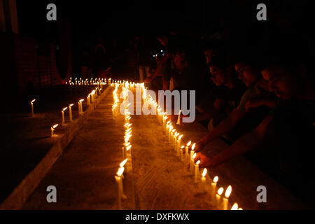 Dhaka, Bangladesh. Mar 25, 2014. Stodent à l'Université de Dhaka Jagannath Hall a fait canld & éclairage monument à Jagannath Hall à Dhaka le mardi, se rappeler qui était mort en 25 mars 1971 et demandant que le 25 mars soit proclamée Journée internationale génocide.Sur cette nuit noire de l'histoire de la nation, les dirigeants militaires pakistanais a lancé '' Opération "projecteur", provoquant la mort de milliers de personnes dans cette nuit de répression seulement. Credit : ZUMA Press, Inc./Alamy Live News Banque D'Images