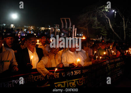 Dhaka, Bangladesh. Mar 25, 2014. Ekattorer Nirmul Ghatak Dalal est titulaire d'un comité rallye canld flamme & éclairage rassemblement au Centre de Shaheed Minar à Dhaka le mardi 25 mars, pour demander que soit proclamée Journée internationale génocide.Sur cette nuit noire de l'histoire de la nation, les dirigeants militaires pakistanais a lancé '' Opération "projecteur", provoquant la mort de milliers de personnes dans cette nuit de répression seulement. Credit : ZUMA Press, Inc./Alamy Live News Banque D'Images