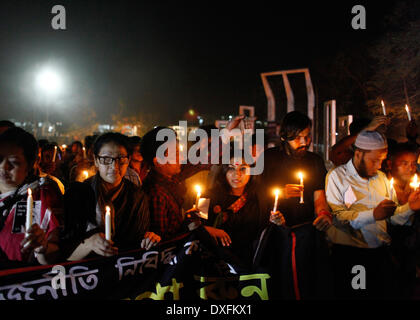 Dhaka, Bangladesh. Mar 25, 2014. Ekattorer Nirmul Ghatak Dalal est titulaire d'un comité rallye canld flamme & éclairage rassemblement au Centre de Shaheed Minar à Dhaka le mardi 25 mars, pour demander que soit proclamée Journée internationale génocide.Sur cette nuit noire de l'histoire de la nation, les dirigeants militaires pakistanais a lancé '' Opération "projecteur", provoquant la mort de milliers de personnes dans cette nuit de répression seulement. Credit : ZUMA Press, Inc./Alamy Live News Banque D'Images