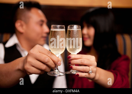 Close-up of couple toasting with champagne verres, Ontario, Canada Banque D'Images