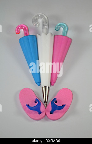 Miniature jouet en forme de parapluie point 5 Crayon avec gomme en forme de parapluie miniature, chaussons en caoutchouc Banque D'Images