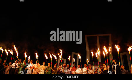 Dhaka, Bangladesh. Mar 25, 2014. Ekattorer Nirmul Ghatak Dalal est titulaire d'un comité rallye canld flamme & éclairage rassemblement au Centre de Shaheed Minar à Dhaka le mardi 25 mars, pour demander que soit proclamée Journée internationale génocide.Sur cette nuit noire de l'histoire de la nation, les dirigeants militaires pakistanais a lancé '' Opération "projecteur", provoquant la mort de milliers de personnes dans cette nuit de répression seulement. Credit : ZUMA Press, Inc./Alamy Live News Banque D'Images