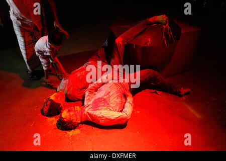 Dhaka, Bangladesh. Mar 25, 2014. Stodent à l'Université de Dhaka Jagannath Hall a fait canld & éclairage monument à Jagannath Hall à Dhaka le mardi, se rappeler qui était mort en 25 mars 1971 et demandant que le 25 mars soit proclamée Journée internationale génocide.Sur cette nuit noire de l'histoire de la nation, les dirigeants militaires pakistanais a lancé '' Opération "projecteur", provoquant la mort de milliers de personnes dans cette nuit de répression seulement. Credit : ZUMA Press, Inc./Alamy Live News Banque D'Images