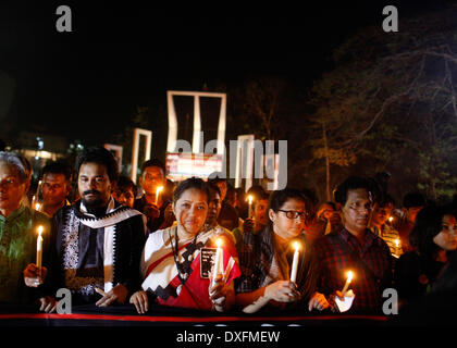 Dhaka, Bangladesh. Mar 25, 2014. Ekattorer Nirmul Ghatak Dalal est titulaire d'un comité rallye canld flamme & éclairage rassemblement au Centre de Shaheed Minar à Dhaka le mardi 25 mars, pour demander que soit proclamée Journée internationale génocide.Sur cette nuit noire de l'histoire de la nation, les dirigeants militaires pakistanais a lancé '' Opération "projecteur", provoquant la mort de milliers de personnes dans cette nuit de répression seulement. Credit : ZUMA Press, Inc./Alamy Live News Banque D'Images