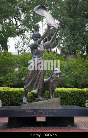 Brandissant de Savannah Girl Statue par Martus Florence en Géorgie. Banque D'Images