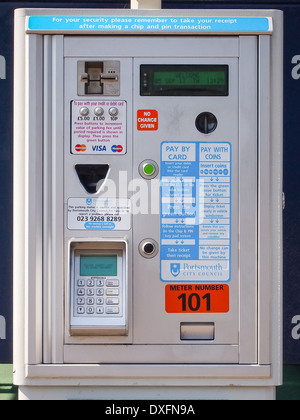 Payer et Afficher un ticket de parking automatique dans la ville de Portsmouth, Angleterre Banque D'Images