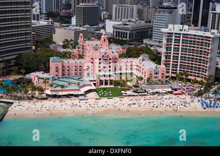 Vue aérienne de Royal Hawaiian Hotel sur la plage de Waikiki à Hawaï. Banque D'Images