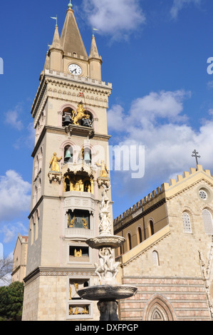 Clocher de la cathédrale de Messine, Duomo di Messina, Sicile, en Italie. Banque D'Images