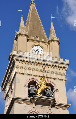 Beffroi, clocher de la cathédrale de Messine, Duomo di Messina, Sicile, en Italie. Banque D'Images