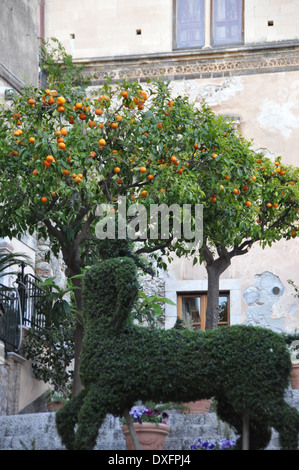 De topiaires un Centaure dans le parvis d'une église à Taormina, Sicile. Banque D'Images