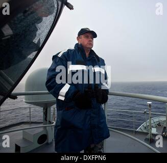 Canberra. Mar 23, 2014. Photo libérée par l'Australian Maritime Safety Authority le 26 mars 2014 montre une marine australienne effectue des opérations de recherche du personnel pour les disparus du vol MH370 de Malaysia Airlines le 23 mars 2014. © Ministère de la Défense australien/Xinhua/Alamy Live News Banque D'Images