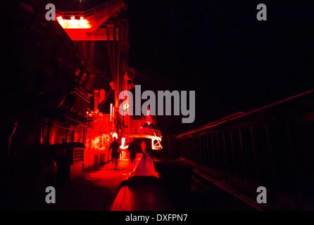 Canberra. Mar 23, 2014. Photo libérée par l'Australian Maritime Safety Authority le 26 mars 2014 présente la nuit du comportement du personnel manquant à l'opération de recherche du vol MH370 de Malaysia Airlines le 23 mars 2014. © Ministère de la Défense australien/Xinhua/Alamy Live News Banque D'Images