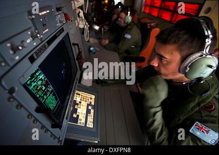 Canberra. Mar 23, 2014. Photo libérée par l'Australian Maritime Safety Authority le 26 mars 2014 montre un membre d'équipage d'un aéronef effectue des opérations de recherche pour les disparus du vol MH370 de Malaysia Airlines le 23 mars 2014. © Ministère de la Défense australien/Xinhua/Alamy Live News Banque D'Images