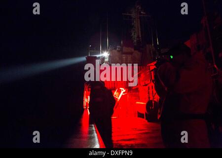Canberra. Mar 23, 2014. Photo libérée par l'Australian Maritime Safety Authority le 26 mars 2014 présente la nuit du comportement du personnel manquant à l'opération de recherche du vol MH370 de Malaysia Airlines le 23 mars 2014. © Ministère de la Défense australien/Xinhua/Alamy Live News Banque D'Images