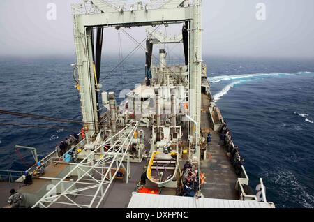 Canberra. Mar 23, 2014. Photo libérée par l'Australian Maritime Safety Authority le 26 mars 2014 montre la conduite du personnel manquant à l'opération de recherche du vol MH370 de Malaysia Airlines le 23 mars 2014. © Ministère de la Défense australien/Xinhua/Alamy Live News Banque D'Images