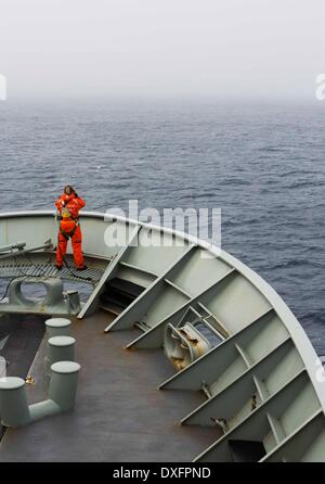 Canberra. Mar 23, 2014. Photo libérée par l'Australian Maritime Safety Authority le 26 mars 2014 montre une marine australienne effectue des opérations de recherche du personnel pour les disparus du vol MH370 de Malaysia Airlines le 23 mars 2014. © Ministère de la Défense australien/Xinhua/Alamy Live News Banque D'Images