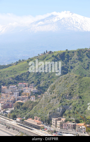 Etna enneigés des volutes de vapeur. Banque D'Images