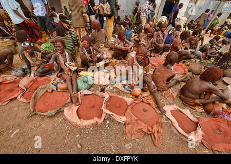 Les femmes Hamer carrosserie peinture ocre vente dans le marché de Dimeka dans la vallée de l'Omo, Ethiopie Banque D'Images