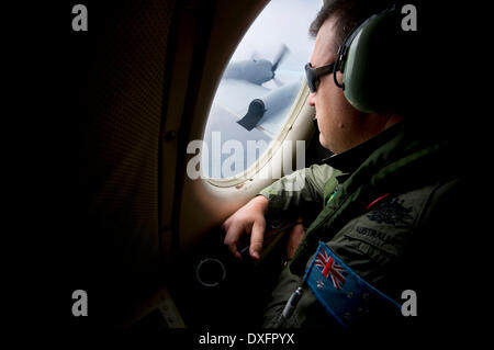 Canberra. Mar 23, 2014. Photo libérée par l'Australian Maritime Safety Authority le 26 mars 2014 montre un membre d'équipage d'un aéronef effectue des opérations de recherche pour les disparus du vol MH370 de Malaysia Airlines le 23 mars 2014. © Ministère de la Défense australien/Xinhua/Alamy Live News Banque D'Images