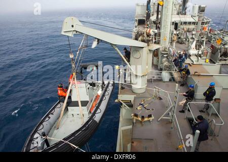 Canberra. Mar 23, 2014. Photo libérée par l'Australian Maritime Safety Authority le 26 mars 2014 montre la conduite du personnel manquant à l'opération de recherche du vol MH370 de Malaysia Airlines le 23 mars 2014. © Ministère de la Défense australien/Xinhua/Alamy Live News Banque D'Images
