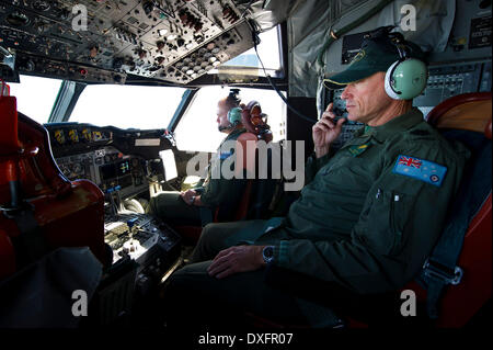 Canberra. Mar 23, 2014. Photo libérée par l'Australian Maritime Safety Authority le 26 mars 2014 montre un membre d'équipage d'un aéronef effectue des opérations de recherche pour les disparus du vol MH370 de Malaysia Airlines le 23 mars 2014. © Ministère de la Défense australien/Xinhua/Alamy Live News Banque D'Images