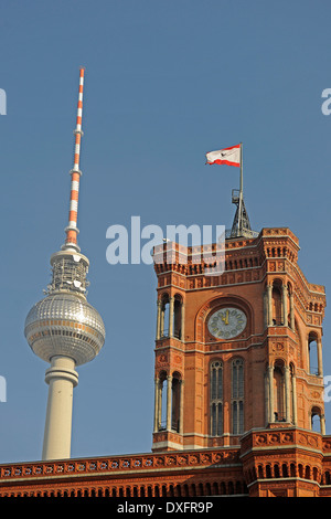 L'hôtel de ville rouge tower et la tour de télévision, Alexanderplatz, Berlin, Allemagne / tour de télévision Banque D'Images