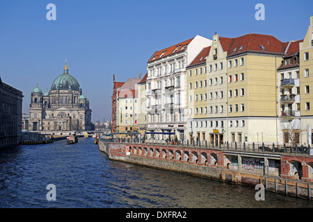 Nikolai trimestre sur la rivière Spree, la cathédrale de Berlin, Berlin, Allemagne / quartier Nikolaiviertel Banque D'Images