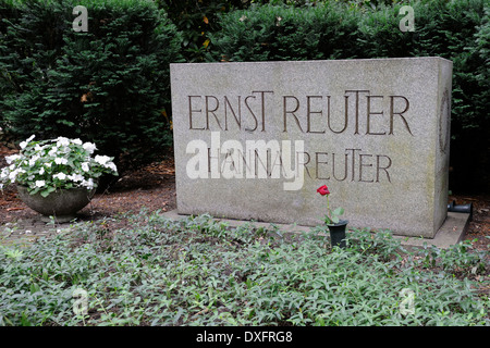 Memorial tombe d'Ernst Reuter maire de Berlin Ouest pendant le blocus de Berlin et son épouse Hanna Waldfriedhof Zehlendorf Banque D'Images