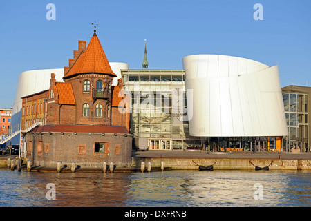 Capitainerie et Ozeaneum, vieux port, ville hanséatique de Stralsund, Mecklembourg-Poméranie-Occidentale, Allemagne Banque D'Images