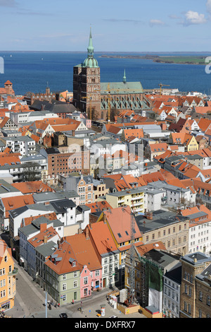 Vue depuis l'église St Mary sur centre historique avec l'église Saint-Nicolas et port hanséatique de Strelasund Banque D'Images