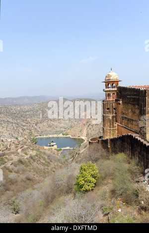 Fort Nahargarh se dresse sur le bord de Les collines Aravalli, surplombant la ville rose de Jaipur dans l'état indien du Rajasthan. Banque D'Images