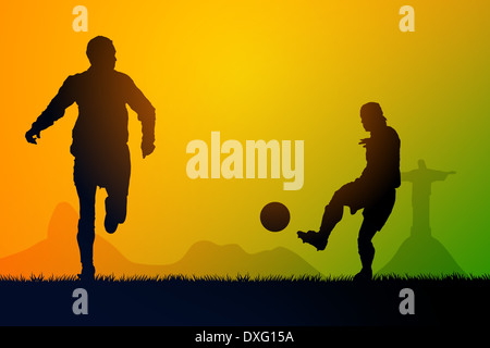 Les joueurs de soccer Silhouette à l'heure du coucher de soleil. Banque D'Images