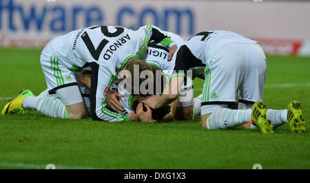 Wolfsburg's Maximilian Arnold (L), Daniel Caligiuri et Ivica Olic (R) cheers après leur coéquipier Ivan Perisic marque le but de 2-0 au cours de la Bundesliga match de football entre le Werder Brême et VfL Wolfsburg Carmen Jaspersen/dpa Banque D'Images