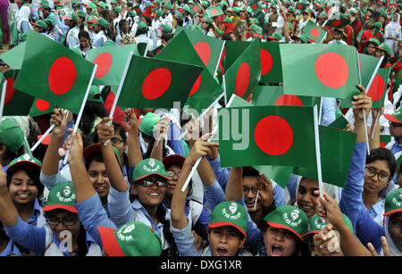 Dhaka, Bangladesh. Mar 26, 2014. Peuple bangladais vague drapeaux nationaux qu'ils se rassemblent pour chanter l'hymne national à la place d'armes en Dhaka, Bangladesh, le 26 mars 2014. Plus de 254 681 personnes ont chanté ensemble l'hymne national sur le 43e jour de l'indépendance de faire l'histoire comme la nation a tenté de créer un record Guinness. Shariful Islam Crédit :/Xinhua/Alamy Live News Banque D'Images