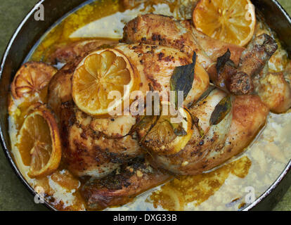 Le lait et le poulet au citron avec du couscous Banque D'Images