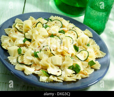 Bol de courgettes et Mozzarella Farfalle Banque D'Images