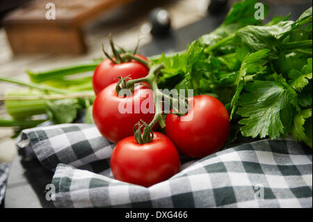 Les tomates fraîches sur tissu vérifié Banque D'Images