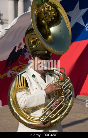 Joueur de tuba en bande présidentielle au Palais présidentiel à Santiago du Chili central Banque D'Images