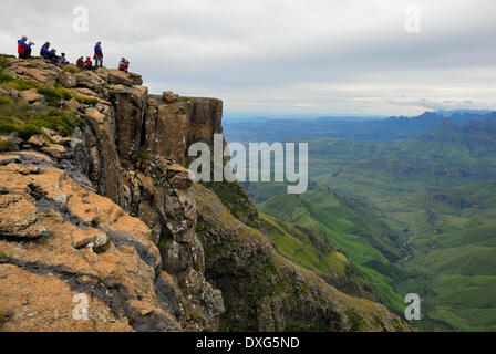 À la recherche d'en haut du passage à travers les Icidi Mnweni vers la réduction Mnweni Aiguilles, Cathedral Peak, et la cloche. Banque D'Images