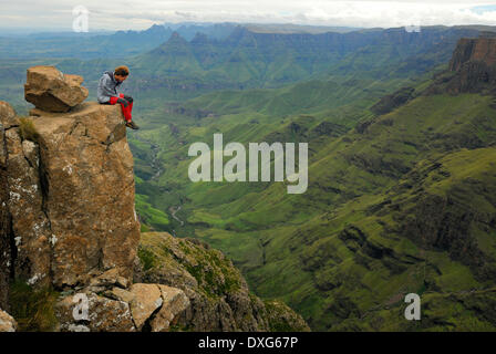 À la recherche d'en haut du passage à travers les Icidi Mnweni vers la réduction Mnweni Aiguilles, Cathedral Peak, le Bell, Cathkin Peak Banque D'Images