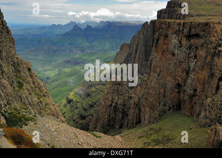 À la recherche d'en haut du passage à travers les Icidi Mnweni vers la réduction Mnweni Aiguilles, Cathedral Peak, le Bell, Cathkin Peak Banque D'Images