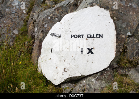 Marqueur de distance au Port Ellen peint sur rock à Claggain Bay, île d'Islay, Ecosse Banque D'Images