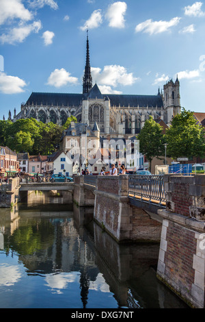 La Cathédrale d'Amiens et du fleuve de la Somme sur la commune de Amiens dans la Picardie région of France. Banque D'Images