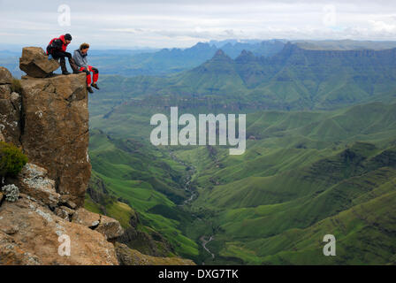 À la recherche d'en haut du passage à travers les Icidi Mnweni vers la réduction Mnweni Aiguilles, Cathedral Peak, le Bell, Cathkin Peak Banque D'Images