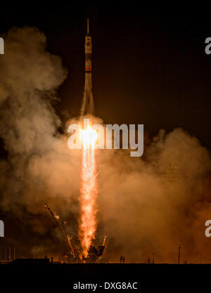 La fusée Soyouz TMA-12M lance de cosmodrome de Baïkonour transportant 39 expédition commandant de Soyouz Alexander Skvortsov de l'Agence spatiale fédérale russe, l'astronaute Steven Swanson de la NASA, et le cosmonaute Oleg Artemyev à la Station spatiale internationale le 26 mars 2014 à Baïkonour, au Kazakhstan. Banque D'Images