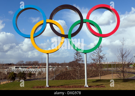 Le symbole des Jeux olympiques, cinq anneaux entrelacés, couleur : bleu, jaune, noir, vert et rouge sur fond blanc. Banque D'Images