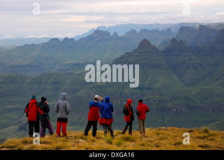 À la recherche d'en haut du passage à travers les Ifidi Mnweni vers la réduction Mnweni Aiguilles, Cathedral Peak, le Bell, Cathkin Peak Banque D'Images