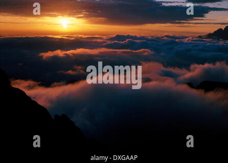 Voir le lever du soleil à partir de la grotte de Bell vers Cathkin Peak, au-dessus des nuages, Drakensberg Banque D'Images